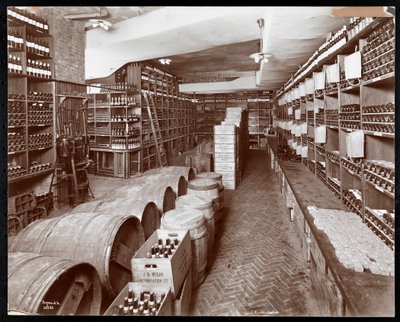 ホテルニッカボッカーのワインセラー、1906年（銀ゼラチンプリント） 作： Byron Company