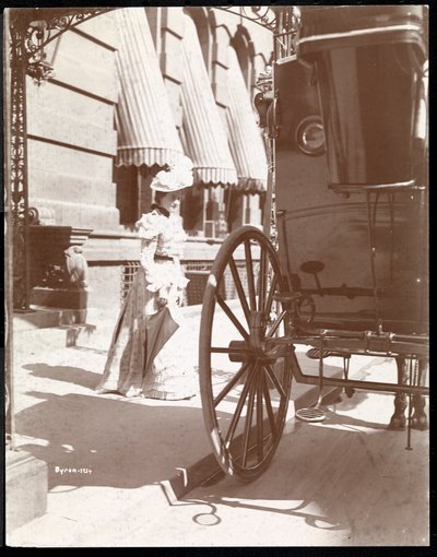 1897年または1898年にニューヨークの34番街と5番街にあるウォルドーフアストリアホテルで馬車に近づく女性（銀ゼラチンプリント） 作： Byron Company