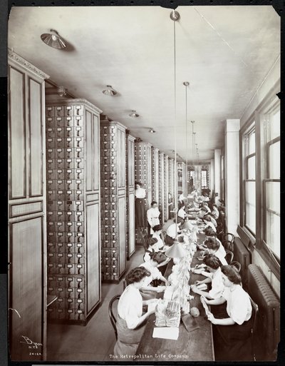 1907年に23番街とマディソンアベニューにあるMetropolitan Life Insurance Co.で男性の監督下にあるファイル室で働く女性たち（銀ゼラチンプリント） 作： Byron Company
