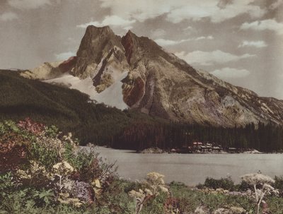 バージェス山とエメラルド湖のシャレー (カラー写真) 作： Byron Hill Harmon