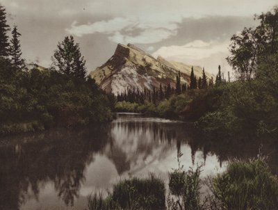 ランドル山、バンフ、高度 9,665 フィート (カラー写真) 作： Byron Hill Harmon