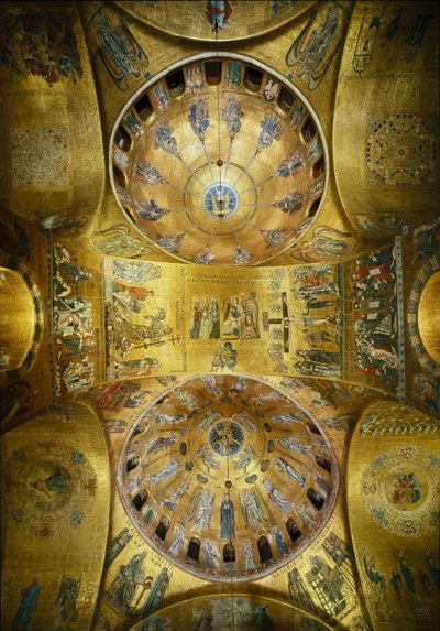 ビザンチン建築：金色の背景にモザイクが施されたドーム（ロマネスクとビザンチン様式）の眺めで、「五芒星」（1250年～1300年）と「昇天」（13世紀初頭）が描かれています。サン・マルコ寺院（Basilica San Marco）ヴェネツィア 作： Byzantine