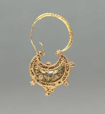三日月型のイヤリング 作： Byzantine