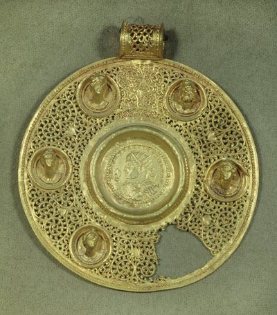 金の円形メダイ：321年にシルミウムで打たれたコンスタンティヌス1世（AD270-337）のソリドゥス。紀元後4世紀の作品。日 0,092 m パリ、ルーヴル美術館（Musee du Louvre 作： Byzantine