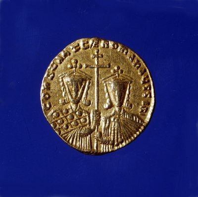 皇帝コンスタンティヌス7世ポルフィロゲネト（913～959）とその息子ローマン2世（959～963）の肖像の金貨。 作： Byzantine