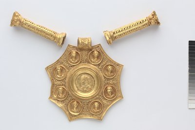 八角形のペンダントとコリント式円柱の形をした2つのスペーサー、324-326年（金 作： Byzantine