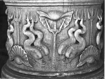 イルカが刻まれた聖水噴水のベース、サンマルコ大聖堂 作： Byzantine School