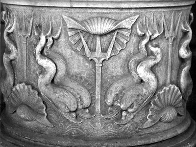 イルカが刻まれた聖水噴水のベース、サンマルコ大聖堂 作： Byzantine School