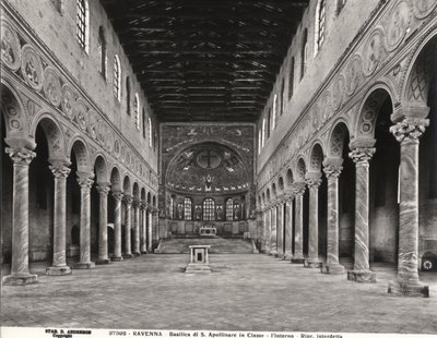 身廊と後陣の内部ビュー 作： Byzantine School