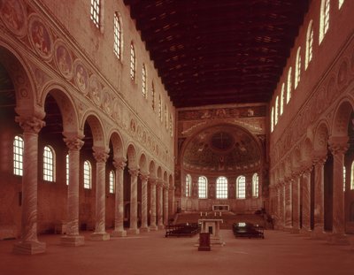 身廊と祭壇の眺め 作： Byzantine School