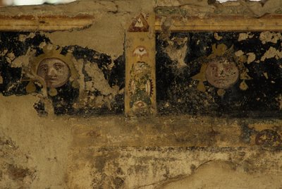 イタリア、マルケ州、ウルビサリア、古代ローマ都市ウルブス・サルビアのサルス・アウグスタ神殿-クリプトポルティコスのフレスコ画断片（写真 作： J.B. and Brown J. Rowbotham