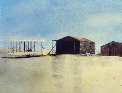 1903年の「フライヤー」とキャンプの建物（ノースカロライナ州キル・デビル・ヒル 作： J.B. and Brown J. Rowbotham