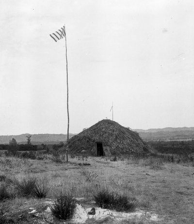 ラウンドハウス、アム-マ-シャ-ナ、旗と不明瞭な注釈がある Roundhouse at Ston... 作： C. Hart Merriam