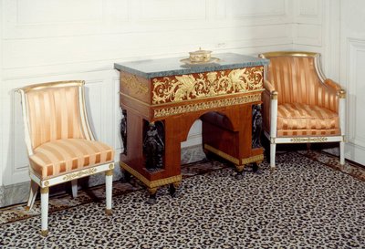 プルミエ・エンパイアの家具：ジョゼフィーヌ・ド・ボーアルネ（1763-1814）の執務室は、シャルル・ペルシエとピエール・フォンテーヌの図面をもとに、ジェイコブ兄弟（19世紀）が製作しました。1800年 ヴェルサイユ宮殿、大トリアノン 作： C. and Fontaine P. Percier