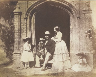 1840 年代後半、戸口でポーズをとる家族グループの肖像画。 作： Calvert Jones
