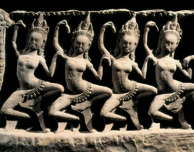 ヒンズー神話：インドラの宮廷で踊っていた若くて美しい生き物、アプサラス 作： Cambodian