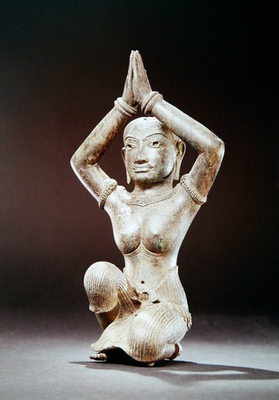 ひざまずく女性、11世紀後半（銀の象眼細工と金の痕跡のあるブロンズ） 作： Cambodian