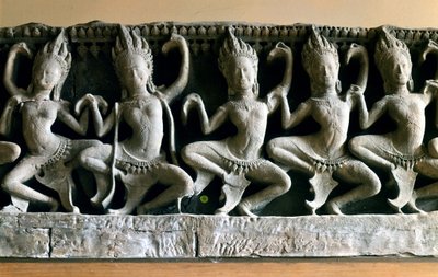 アプサラスとは、インドラの中庭で踊っていた非常に若くて美しい生き物のこと。ヒンドゥー教の神話です。アート・クメール、バイヨン寺院 作： Cambodian
