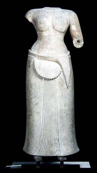 カンボジア、ロルス、バコン神殿の女性の神性、4〜9世紀（砂岩） 作： Cambodian Cambodian