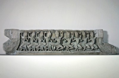 アンコールトム（砂岩）のバイヨンからの、12世紀後半から13世紀初頭の9つの踊るアスパラを示すペディメント 作： Cambodian Cambodian