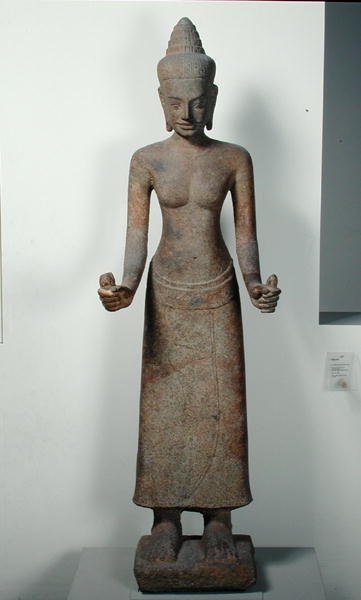 プリアコーの女神ラクシュミの像、バイヨンスタイル 作： Cambodian Cambodian