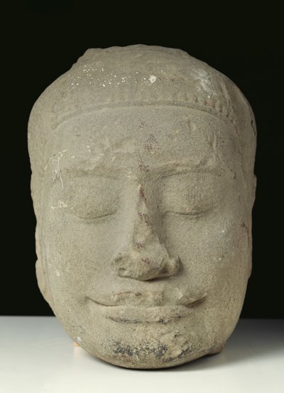 目を閉じた仏頭、アンコール 作： Cambodian School