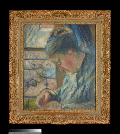 窓辺で縫うジュリー・ピサロ 作： Camille Pissarro