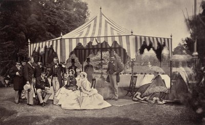 屋外テントの前で身なりのよい人々のグループ 作： Camille Silvy