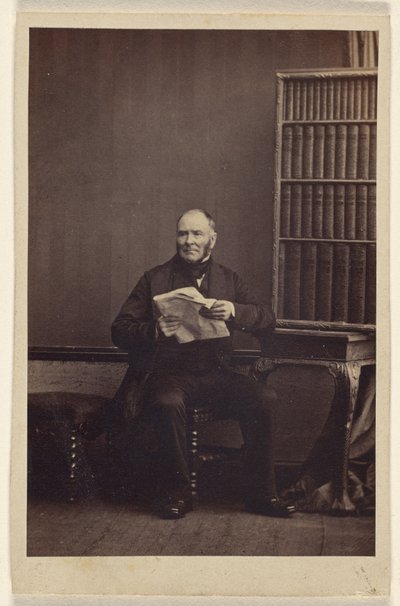 [正体不明の男が座り、新聞を持っている] 作： Camille Silvy