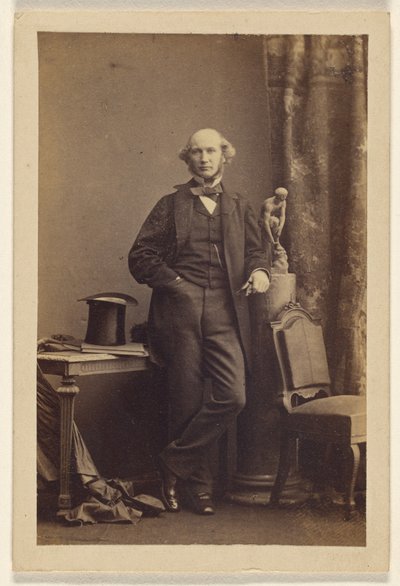 [立っている正体不明の男、テーブルの上にトップハット] 作： Camille Silvy