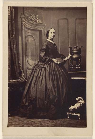 [本を持ち、立っている身元不明の女性] 作： Camille Silvy