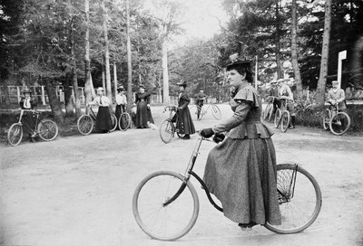 1895年頃、ビクトリア州ビーコンヒルパークでサイクリングをしているハンナメイナードたち 作： Canadian Photographer