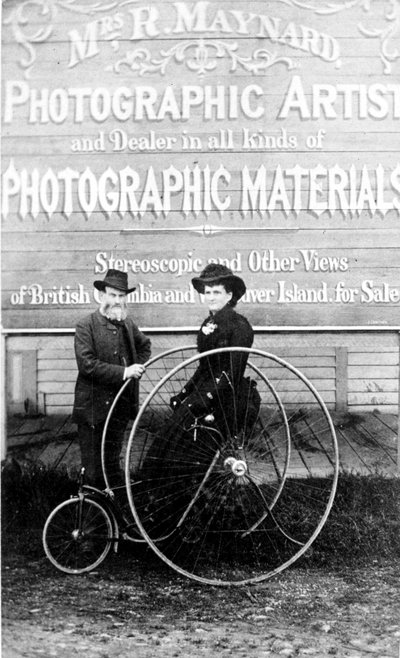 メイナーズ夫人のスタジオの外にいるリチャードとハンナメイナード、1880年代 作： Canadian Photographer
