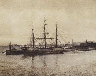 ホチェラガの港、今も現役の老舗スクーナー（モノクロ写真） 作： Canadian Photographer