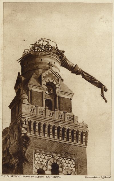 吊り下げられたアルベール大聖堂の像（フランス、第一次世界大戦）（モノクロ写真 作： Canadian Photographer