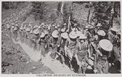 ヴァル・カルティエ-1915年、パレードに向かう歩兵隊（モノクロ写真） 作： Canadian Photographer