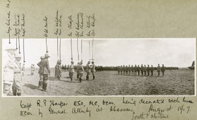 1917年8月、南パレスチナのアバッサンでの式典で、アレンビー将軍がハーパー船長をDCMで飾った 作： Capt. Arthur Rhodes