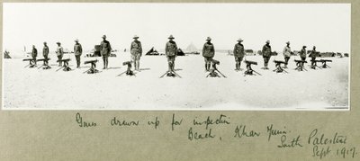 1917年9月にビーチで検査のために作成された銃、カーンユニス 作： Capt. Arthur Rhodes