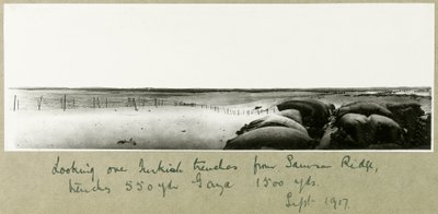 1917年9月、サムソンリッジからトルコの塹壕を眺める 作： Capt. Arthur Rhodes