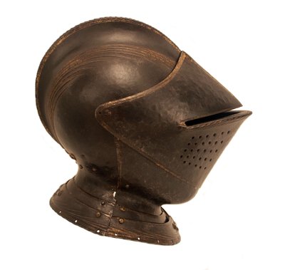 フィールド用のクローズヘルメット、c.1535-40（金メッキ、エンボス加工、切り込みのある装飾が施されたファイヤーブルーのスチール） 作： Caremolo (attr.to) Modrone