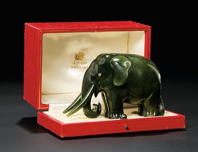 象の宝石で飾られたネフライトモデル、ダイヤモンドをセットした目、1900年頃 作： Carl Fabergé