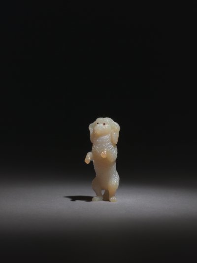 物乞いプードル、1800年代後半から1900年代初頭 作： Carl Fabergé