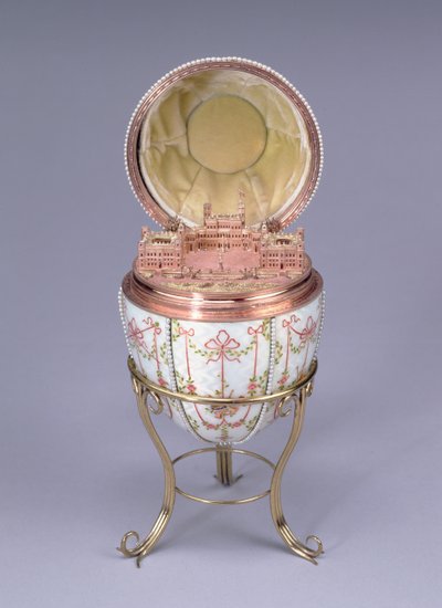 ガッチナ宮殿の卵、ミハイルペルキン製（fl.1884-1903）1901（金、外光、エナメル、種子の真珠） 作： Carl Fabergé