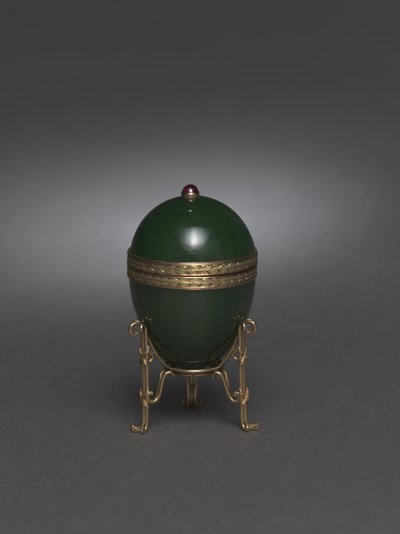 1900年以降のスタンド付き翡翠の卵 作： Carl Fabergé
