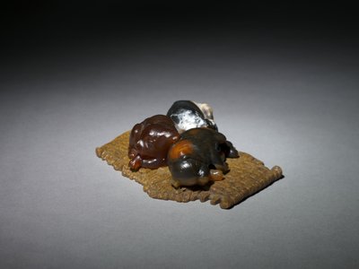 マットの上の子犬、1800年代後半から1900年代初頭 作： Carl Fabergé