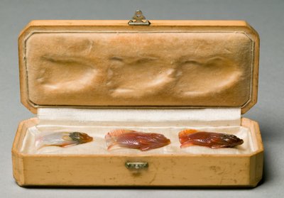 オリジナルボックスの3匹の魚のセット、c.1890 作： Carl Fabergé