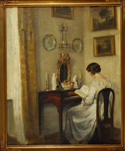 机で読書をしている女の子のいるインテリア（キャンバスに油彩） 作： Carl Holsoe