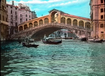 イタリア、ヴェネツィア、リアルト橋と大運河、画像は1910年頃。カール・サイモン・アーカイブ 作： Carl Simon