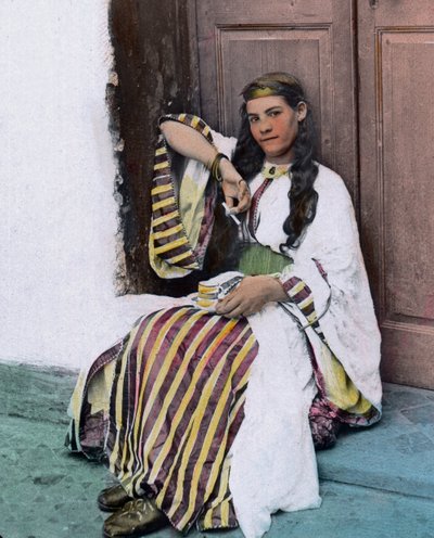 モロッコ、若いモロッコ人の少女、画像は1910年頃。カール・サイモン・アーカイブ 作： Carl Simon