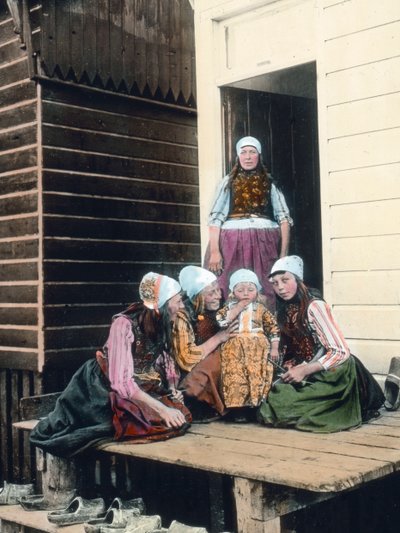 オランダ、オランダ人家族の肖像。誇らしげな母親と4人の娘たち。画像の日付：1920年頃。カール・サイモン・アーカイブ 作： Carl Simon
